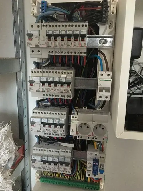 Tableau électrique ouvert lors d'une recherche de panne