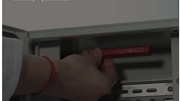 Pose d’une barrette anti-feu modulaire dans un tableau électrique