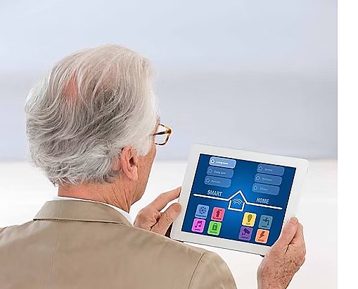 Personne pilotant sa maison connectée depuis une tablette