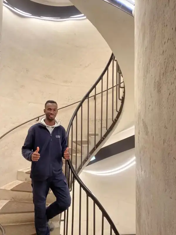 Technicien CIDE Électricien sur le chantier de l'Arc de Triomphe