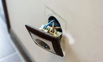 Prises ou interrupteurs défectueux