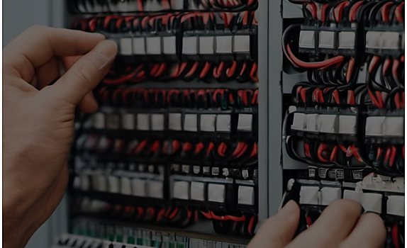 Tableau électrique en cours de mise aux normes par CIDE Électricien