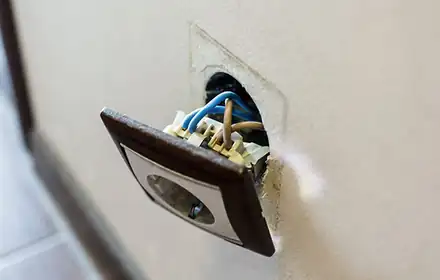Prise ou interrupteur abîmé