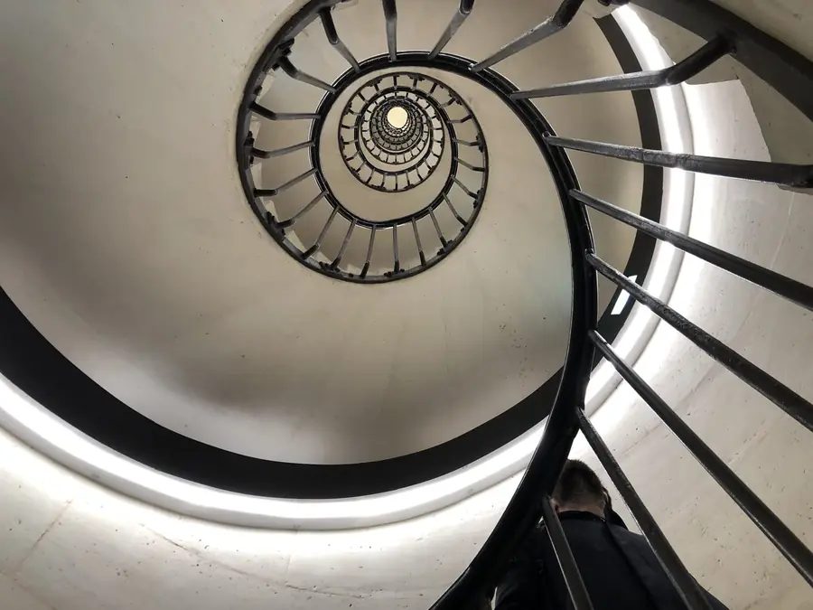 Escalier en colimaçon de l'Arc de Triomphe équipé d'un éclairage LED linéaire