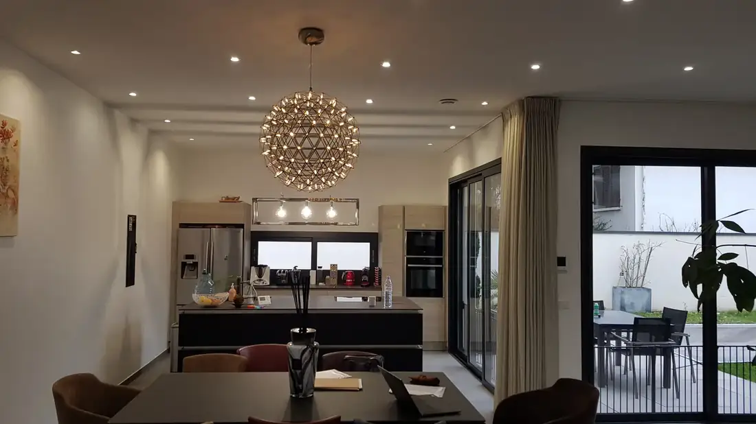 Éclairage encastré et suspension décorative installés par CIDE Électricien dans une cuisine ouverte