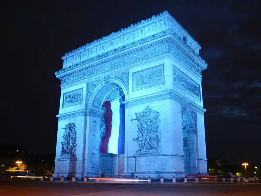 L'Arc de Triomphe illuminé en bleu, installation électrique réalisée par CIDE Électricien